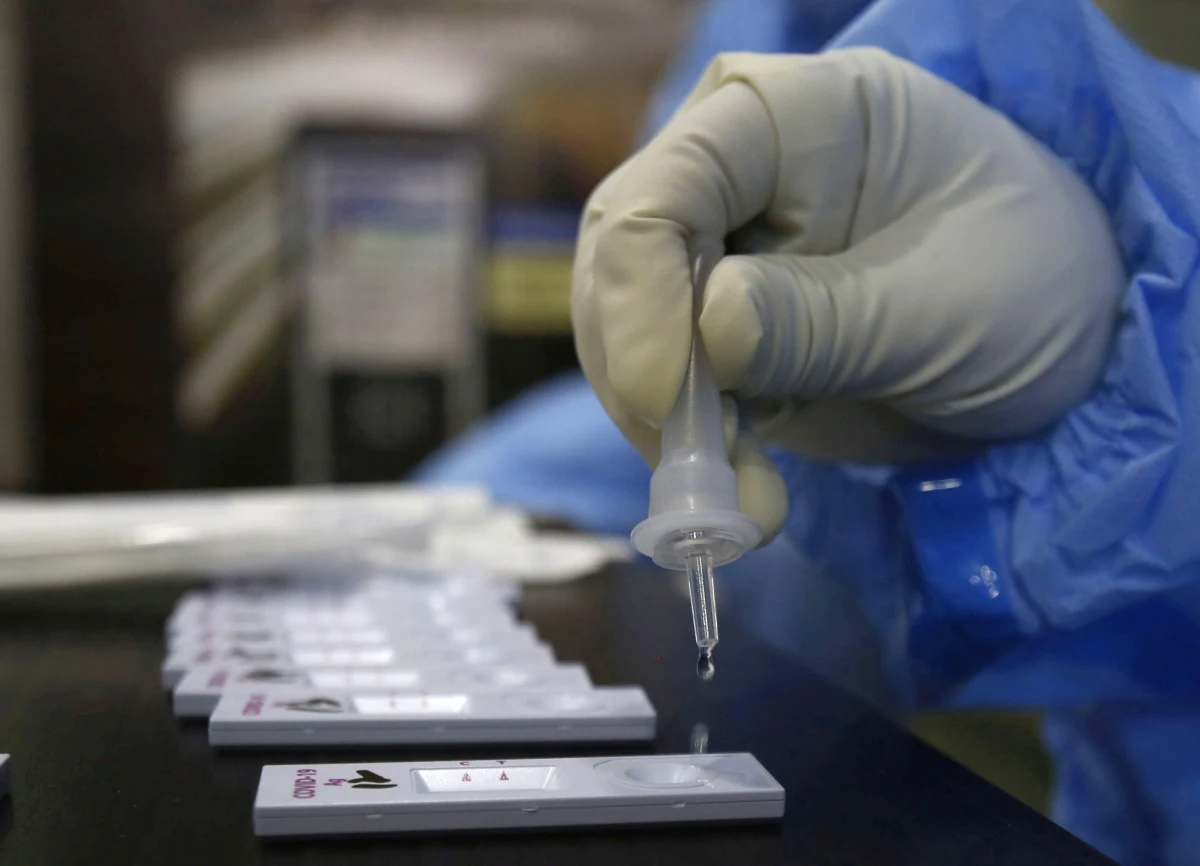 „Rozwiązania dotyczące zlecania testów w ramach teleporady jedynie pacjentom, u których jednocześnie wystąpią cztery objawy COVID-19 są niebezpieczne dla wszystkich, którzy cierpią na inne schorzenia lub mają mniej symptomów choroby” - wynika z listu Federacji Porozumienia Zielonogórskiego do ministra zdrowia.