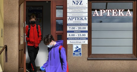 Specjalne strefy buforowe we wszystkich aptekach oraz zaszczepienie przeciwko grypie jak największej liczby Polaków. To główne postulaty farmaceutów z Naczelnej Rady Aptekarskiej, którzy w siedzibie resortu rozmawiają z ministrem zdrowia.
