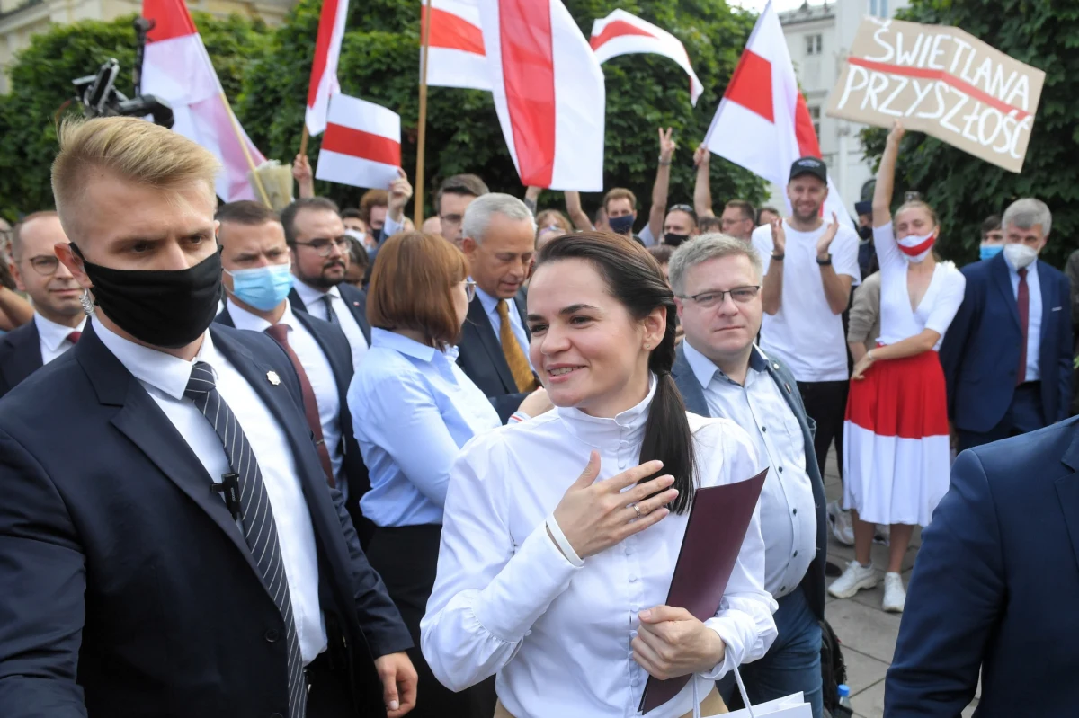 Białoruskiemu społeczeństwu pomogą nowe i sprawiedliwe wybory tak, by wybrać prezydenta, który będzie prowadził politykę otwartości i relacji ze wszystkimi sąsiadami - mówiła w Warszawie liderka białoruskiej opozycji Swiatłana Cichanouska. Na wspólnej konferencji z premierem Mateuszem Morawieckim w nowej siedzibie Domu Białoruskiego, Cichanouska powiedziała, że "naród białoruski zaczął walczyć o swoje prawa". "O prawo do mówienia, wybierania i decydowania, jaka będzie przyszła naszej ukochanej ojczyzny" - podkreśliła.