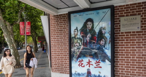 Fani z całego świata bojkotują najnowszy film Disneya "Mulan". Kontrowersje wzbudziło poparcie brutalnych działań policji w Hongkongu, udzielone przez wcielającą się w główną postać aktorkę Liu Yifei. Krytyka zaostrzyła się po ujawnieniu informacji, że część zdjęć do filmu była kręcona w regionie, gdzie znajdują się obozy reedukacyjne dla Ujgurów, mniejszości muzułmańskiej. 