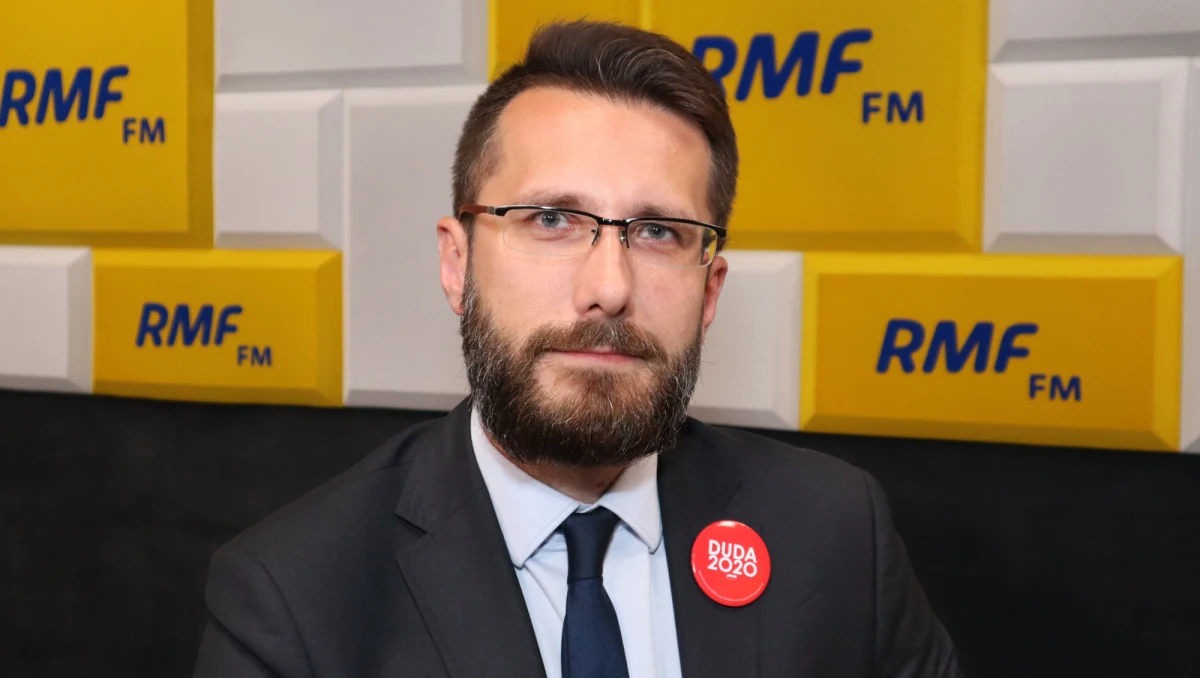 "To, kogo nasi partnerzy koalicyjni desygnują na stanowiska rządowe, to jest ich wewnętrzna kwestia i byłoby pewną niezręcznością z mojej strony, gdybym się w to wtrącał. Co do kwestii wicepremierów - to są decyzje polityczne z udziałem również pana premiera. Kiedy się te negocjacje zakończą, to wtedy pan premier przedstawi skład całościowy nowego gabinetu" - powiedział w Popołudniowej rozmowie w RMF FM Radosław Fogiel, poseł i wicerzecznik Prawa i Sprawiedliwości, komentując negocjacje koalicyjne Zjednoczonej Prawicy. "Punkt wyjściowy - 12 ministerstw jest obowiązujący. On oczywiście może się zmienić, ale zależy nam na zdecydowanym odchudzeniu rządu, na zdecydowanym zmniejszeniu liczby resortów" - stwierdził.