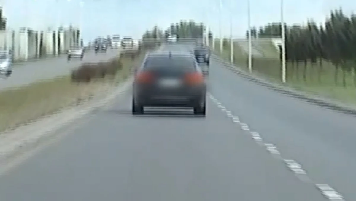 Policjanci z Wrocławia zatrzymali do kontroli osobowe bmw, którego kierowca rażąco ignorował obowiązujący w mieście limit prędkości. Pomiar wykazał, że mężczyzna pędził 154 km/h na odcinku, gdzie można poruszać się maksymalnie 70 km/h. Został ukarany mandatem. Jeszcze tego samego dnia funkcjonariusze zatrzymali 28-latka drugi raz za to samo wykroczenie.