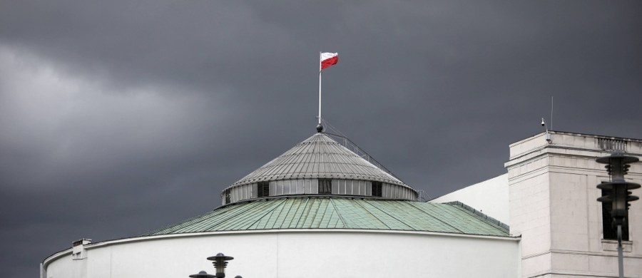 Ożywione rozmowy Zjednoczonej Prawicy o rekonstrukcji rządu i nowej formie współpracy Prawa i Sprawiedliwości z Solidarną Polską i Porozumieniem są najlepszym dowodem na to, że kolejne wybory coraz bliżej. Politycy rządzących partii najwyraźniej rozumieją, że mają przed sobą niełatwe trzy lata rządów, które w dominującym stopniu rozstrzygną, jakie będą ich szanse w roku 2023. Premii za 500+ już wtedy nie będzie. Zwiększeniu tych szans służy zapewne ukłon w stronę młodego pokolenia, jakim jest propozycja znacznego wzmocnienia ochrony praw zwierząt. Młodzi wyborcy nie docenili w wystarczającym stopniu polityki ostatnich pięciu lat. Jarosław Kaczyński rozumie, że musi ich czymś przekonać. Zaczął od sprawy, która ma dla młodych ludzi zaskakująco duże znaczenie.