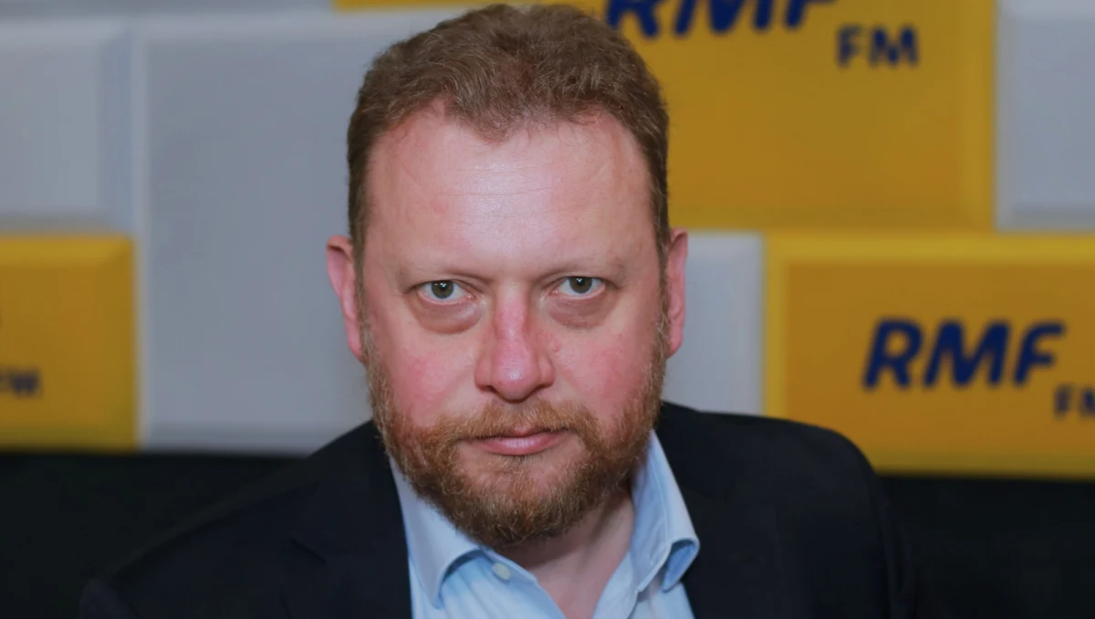 "To nawet nie Hiszpania. Spędziłem na morzu ok. 10 dni z jedną osobą. Wydawało mi się, że trochę prywatności będzie można uzyskać, żeglując po oceanie. Okazuje się, że nawet tam niestety ktoś robi zdjęcia, co nie jest przyjemne. Ale wakacje się udały" - stwierdził w Porannej rozmowie w RMF FM były minister zdrowia Łukasz Szumowski, odnosząc się do zdjęć opublikowanych po jego odejściu z rządu przez jeden z tabloidów. "Spędziliśmy ponad 100 godzin, żeglując. Na ląd zeszliśmy tylko raz - i to na wysepkę, z tego, co wiem, nie było ani jednego przypadku koronawirusa. Byliśmy we dwóch, więc było bezpiecznie" - dodał.