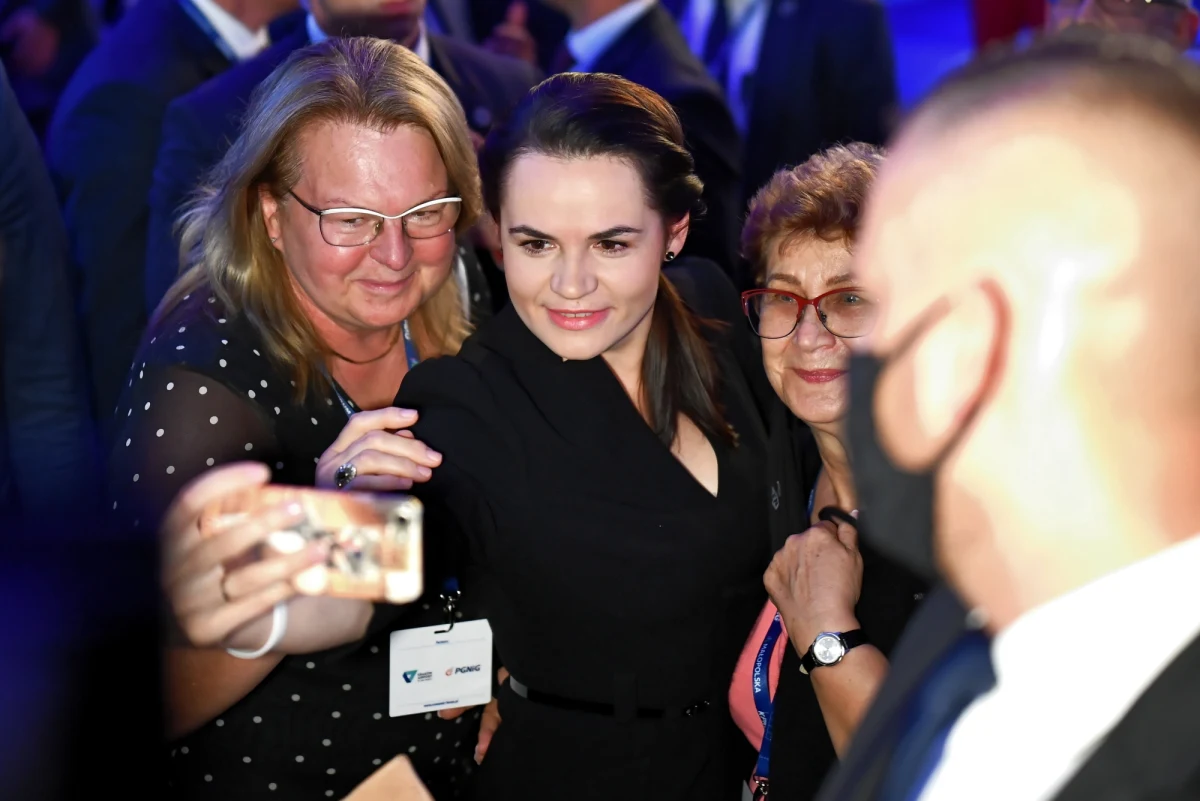 Liderka białoruskiej opozycji Swiatłana Cichanouska została uhonorowana w Karpaczu nagrodą specjalną Forum Ekonomicznego 2020. Jak zaznaczył szef polskiej dyplomacji Zbigniew Rau: opozycjonistka jest "wspaniałym symbolem walki o wartości nam Polakom najdroższe: o godność, o wolność, o prawa człowieka, o demokrację". Sama Cichanouska podkreślała natomiast: "Jestem zaszczycona tą nagrodą, tak jak wielkim zaszczytem jest dla mnie głos każdego mieszkańca Białorusi, który przezwyciężył swój strach i zdecydował się walczyć o wolną i bezpieczną Białoruś".