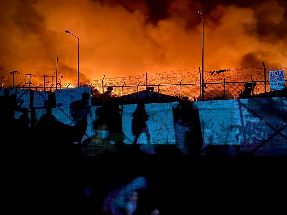 Po raz drugi w ciągu doby - w przepełnionym obozie dla uchodźców Moria na greckiej wyspie Lesbos - wybuchł pożar. Ogień zniszczył to, co przetrwało pierwszy pożar, do którego doszło w nocy z wtorku na środę.
