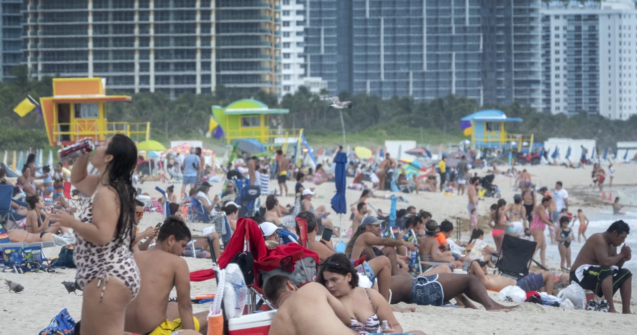 Amerykanie nie zachowywali dystansu społecznego. Na zdjęciu plaża w Miami