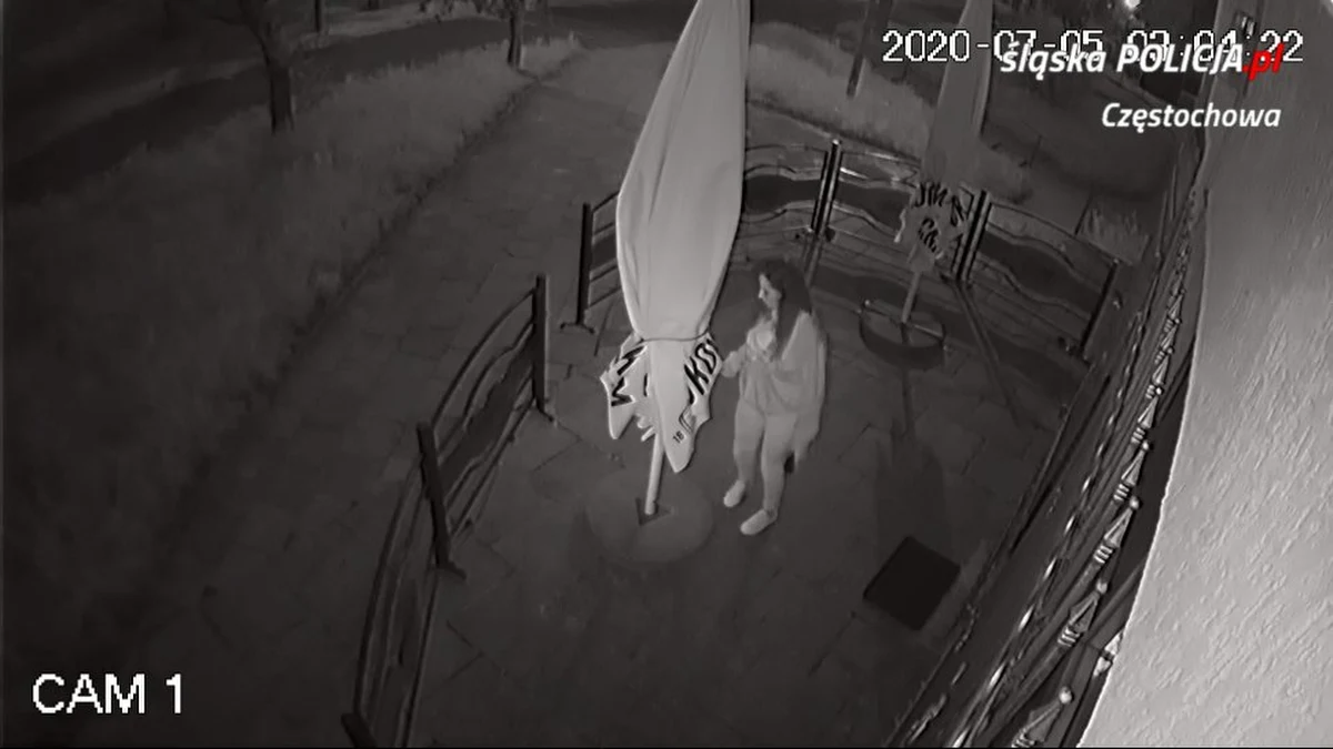 Policja w Częstochowie szuka kobiety, która podpaliła parasol w ogródku piwnym. Wszystko nagrały kamery monitoringu. Policja publikuje teraz wizerunek poszukiwanej.