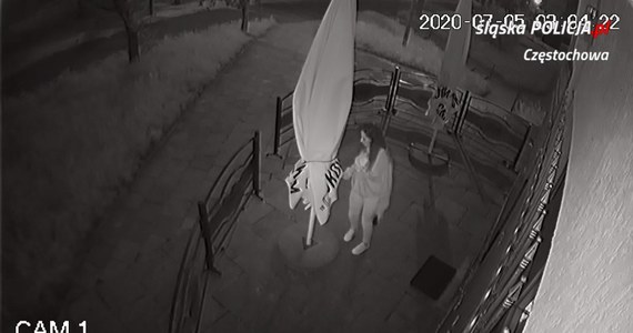 Policja w Częstochowie szuka kobiety, która podpaliła parasol w ogródku piwnym. Wszystko nagrały kamery monitoringu. Policja publikuje teraz wizerunek poszukiwanej.