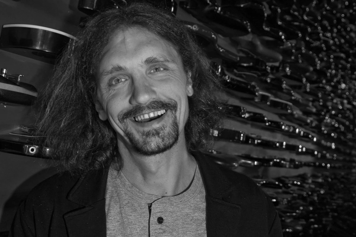 Zmarł Gienek Loska, zwycięzca programu "X Factor". Muzyk w 2018 roku doznał wylewu krwi do mózgu. Przez długi czas był w śpiączce. Odszedł w wieku 45 lat. Zmarł na Białorusi, skąd pochodził, w otoczeniu najbliższych osób.