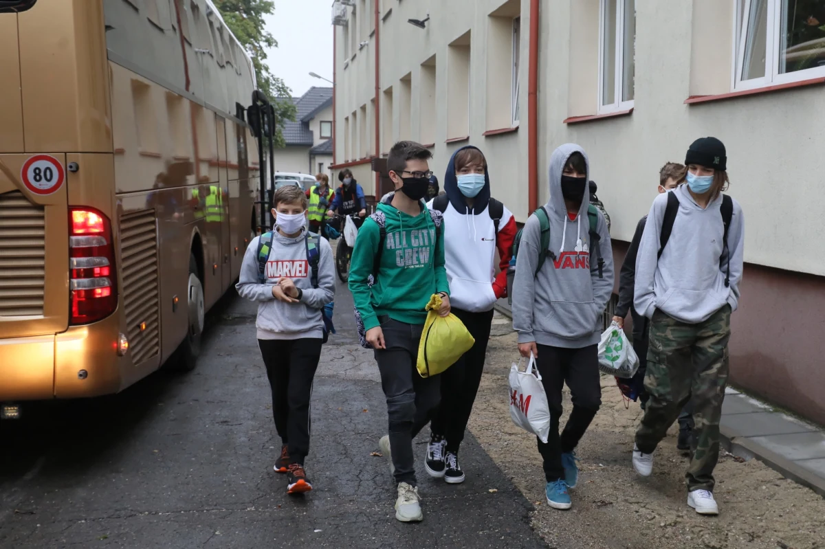 Szkoły mogą organizować wycieczki dla uczniów przy zachowaniu określonych rygorów. Nie ma przeszkód epidemicznych – oświadczył minister edukacji narodowej Dariusz Piontkowski. Jednocześnie poinformował, że obecnie 46 szkół pracuje w trybie zdalnym, 92 - w trybie mieszanym. To - jak podkreślił - oznacza, że prawie 100 proc. szkół w Polsce pracuje w trybie stacjonarnym.