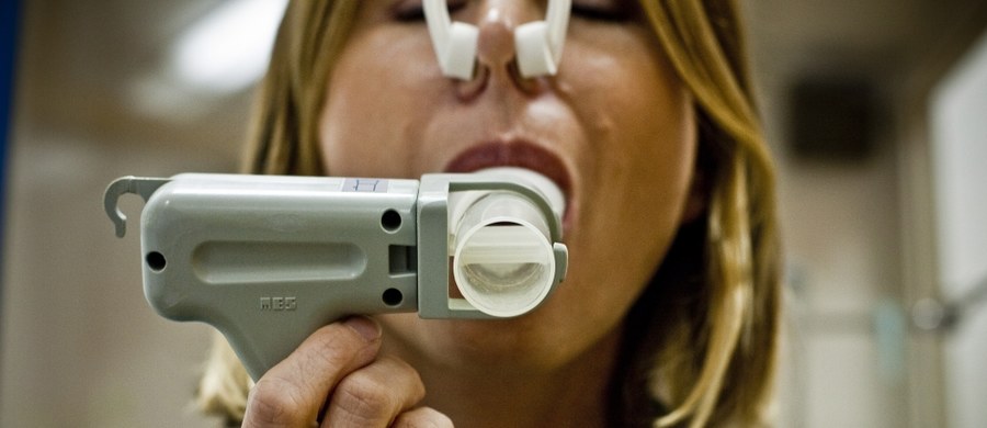 Nie odkładajcie zalecanego badania spirometrycznego - apeluje Federacja Stowarzyszeń Chorych na Astmę, Alergię i Choroby Płuc. Obecnie - przez epidemię koronawirusa oraz przez obawy wielu pacjentów - takich badań wykonuje się nawet pięć razy mniej niż przed rokiem.
