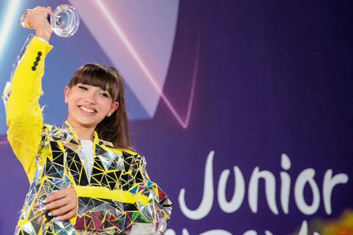 Zmiany w organizacji 18. Konkursu Piosenki Eurowizji Junior. Młodzi reprezentanci 13 państw nie pojawią się w Warszawie. Wokaliści wystąpią na scenach w swoich ojczystych krajach. 