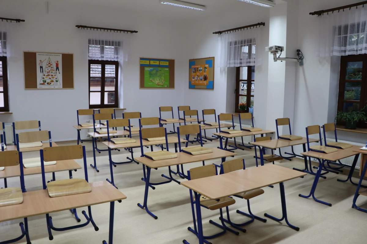 Część uczniów sześciu wielkopolskich szkół wróciła do systemu nauki zdalnej. Powodem są potwierdzone przypadki zakażenia koronawirusem w tych placówkach. Jest w tym gronie zespół szkół z Jarocina, w którym na kwarantannę trafiło 80 nastolatków. W Śląskiem w trybie innym niż stacjonarny pracuje obecnie 10 szkół. Jest wśród nich podstawówka z Rybnika, której uczeń zasłabł w czasie WF-u: w szpitalu potwierdzono u niego zakażenie SARS-CoV-2. W Łodzi po potwierdzeniu zakażenia u nauczyciela na kwarantannę trafiło właśnie 90 uczniów szkoły podstawowej.