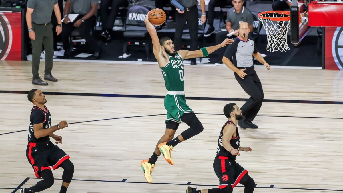 Sezon 2020/21 koszykarskiej ligi NBA nie rozpocznie się przed świętami Bożego Narodzenia - o decyzji Rady Gubernatorów poinformował jeden z amerykańskich portali. Z kolei zaplanowany na październik draft ma się odbyć w listopadzie.