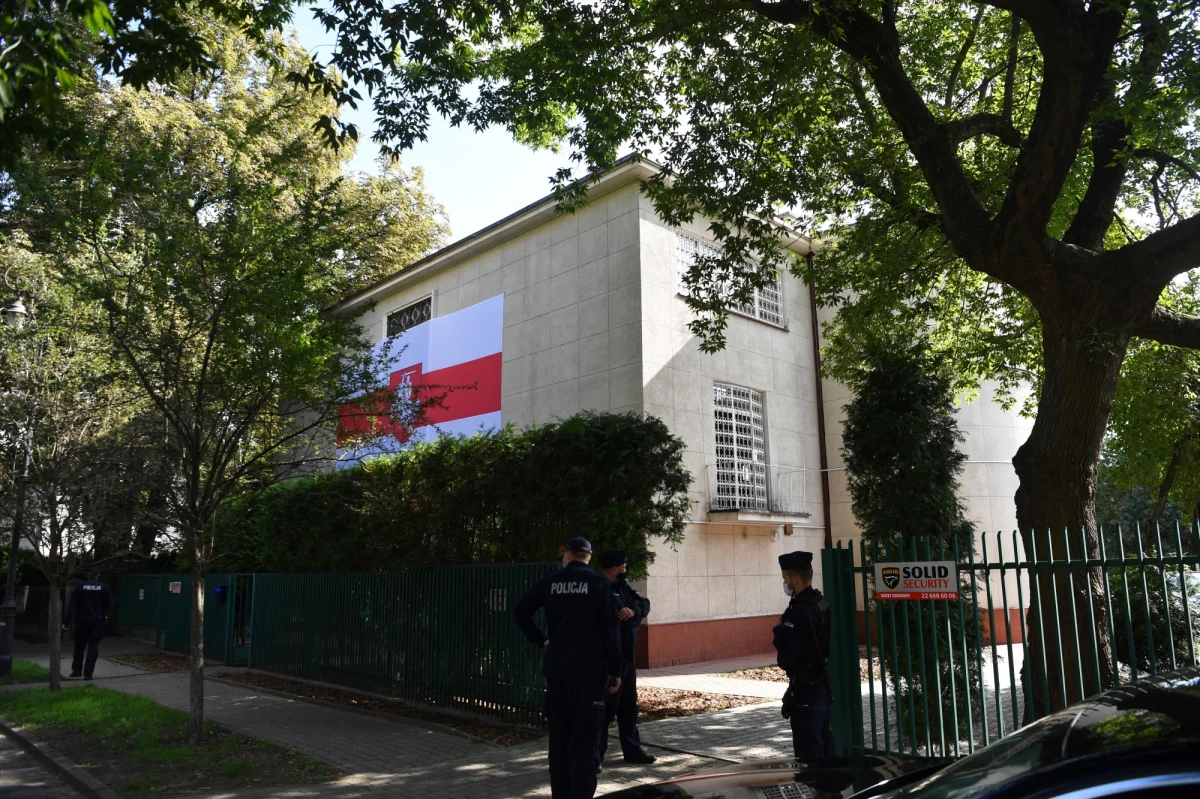 "Dziewięć lat marzyliśmy o takim budynku" - mówi o przekazanej mieszkającym w Polsce Białorusinom willi na warszawskiej Saskiej Kępie Aleś Zarembiuk ze stowarzyszenia Białoruski Dom. Działająca w Polsce od 2010 Fundacja, działająca dotąd w kamienicy przy Wiejskiej, otrzymała w środę klucze do otoczonego ogrodem budynku o powierzchni 600 metrów. Jak chce go wykorzystać?