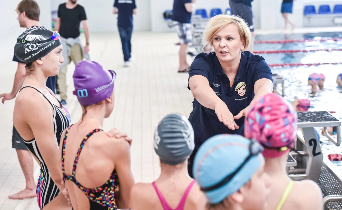 Blisko stu młodych adeptów pływania ćwiczyć będzie w niedzielę na specjalnych zajęciach w Świebodzicach na Dolnym Śląsku, zorganizowanych przez Fundację Otyli Jędrzejczak. To będzie pierwsza odsłona jesiennego cyklu Otylia Swim Tour.