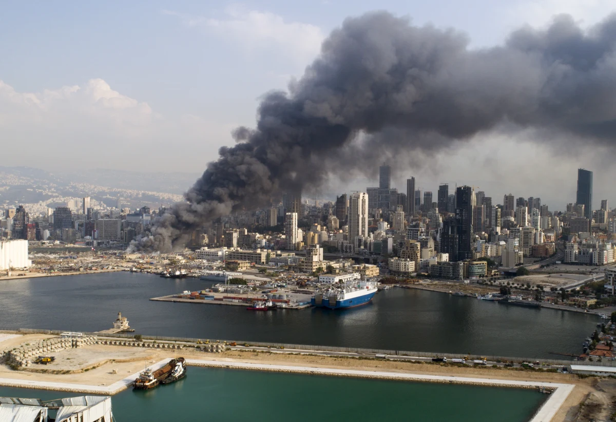 Libańscy strażacy i wojskowe śmigłowce ugasili pozostałości po wielkim pożarze w porcie w Bejrucie, który wybuchł dzień wcześniej. To kolejna głośna tragedia w tym mieście - zaledwie miesiąc wcześniej potężna eksplozja azotanu amonu zdewastowała port i sporą część stolicy kraju 