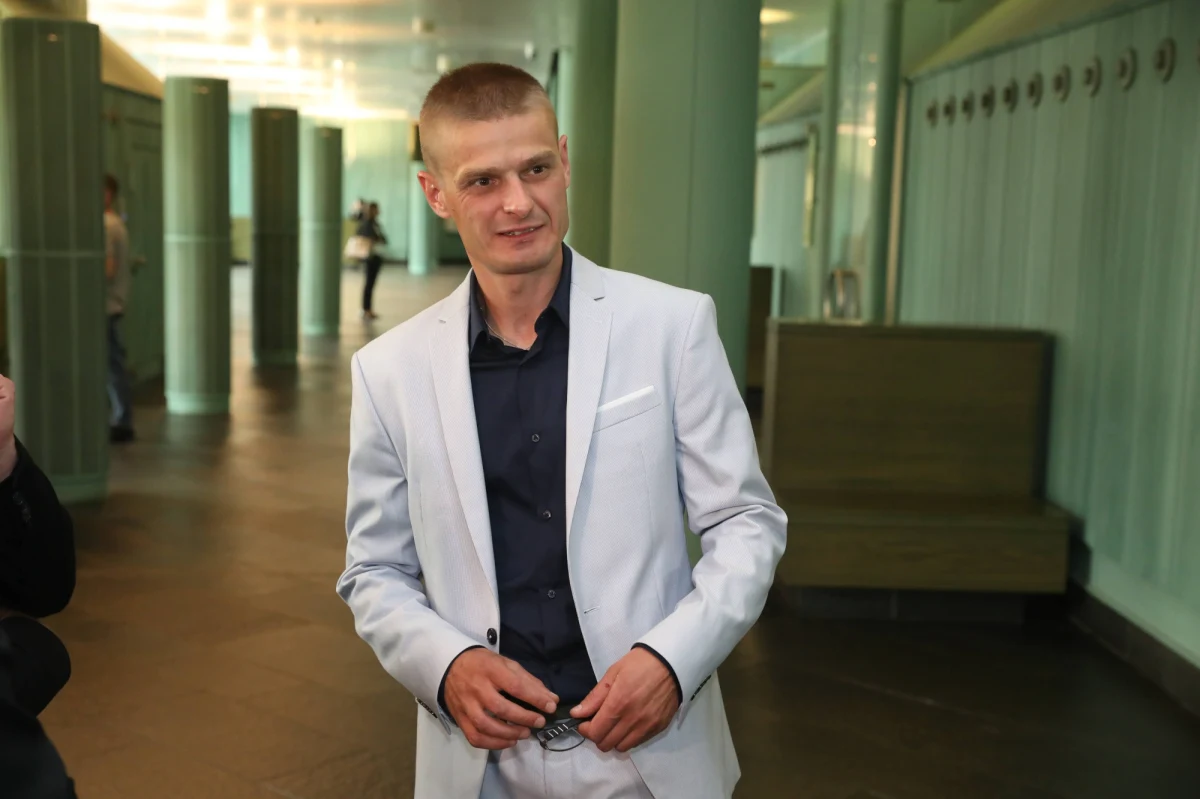 Tomasz Komenda oświadczył się swojej partnerce Annie Walter. Romantyczne zaręczyny miały miejsce na sali kinowej pełnej publiczności, tuż po premierze filmu "25 lat niewinności. Sprawa Tomka Komendy". 