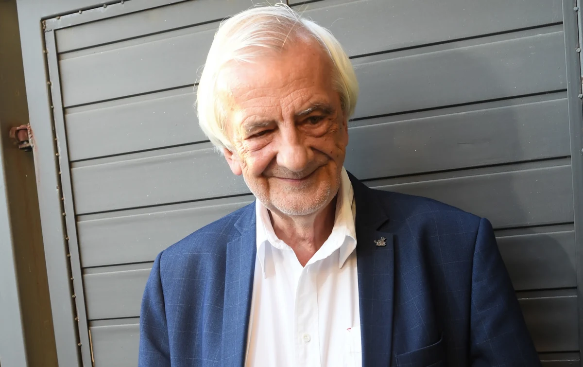 Trzeba znać swoje miejsce w szeregu - powiedział w piątek wicemarszałek Sejmu i szef klubu PiS Ryszard Terlecki, pytany o postawę lidera Solidarnej Polski Zbigniewa Ziobro w negocjacjach o rekonstrukcji rządu. Przyznał, że "umiarkowanie" cieszy go powrót do rządu prezesa Porozumienia Jarosława Gowina.
