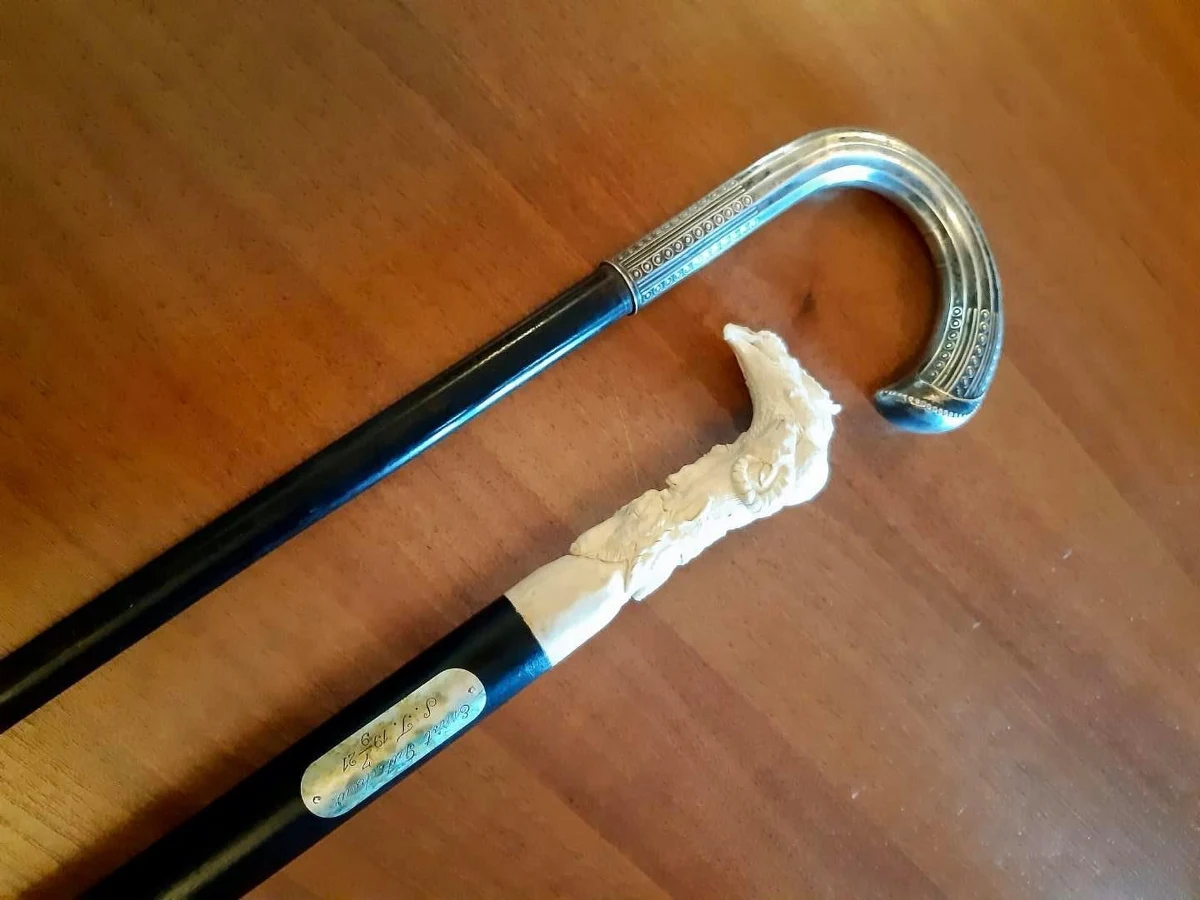 "Udało nam się pozyskać mały kawałek bogactwa ostatniego właściciela zamku Czocha Ernesta Guetschowa" - mówi nam Jarosław Kuczyński, dyrektor placówki. Do Czochy wróciły dwie należące do bogatego niemieckiego przemysłowca laski. "Na archiwalnych zdjęciach z Ernstem często widać, że dostojnie wspiera się na jednej z nich" - opowiada Jarosław Kuczyński.