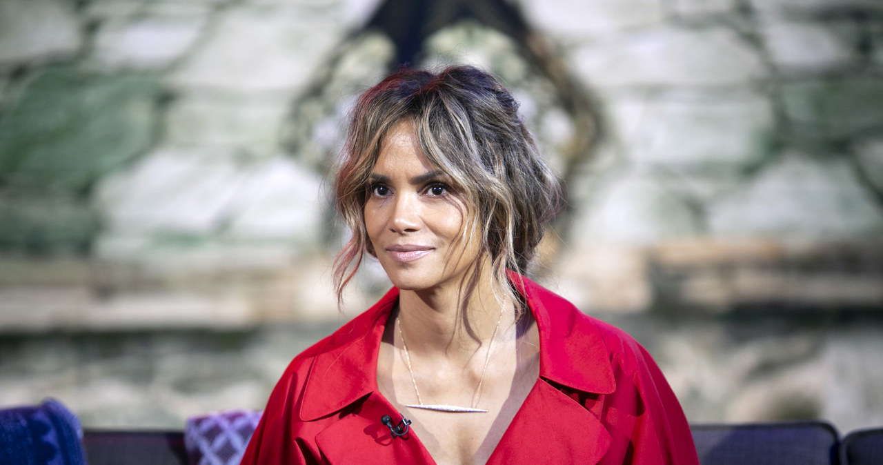 Halle Berry, gwiazda dramatu "Czekając na wyrok", za rolę w którym otrzymała w 2002 roku Oscara, przyznaje po latach, że zdobycie prestiżowej statuetki nie zmieniło zbyt wiele w jej karierze. Co więcej, wiąże się z jednym z "największych rozczarowań" w jej życiu. "Myślałam, że otwieram drzwi innym czarnoskórym aktorkom, że ta wygrana coś znaczy. Myliłam się" - przyznaje gorzko Berry.