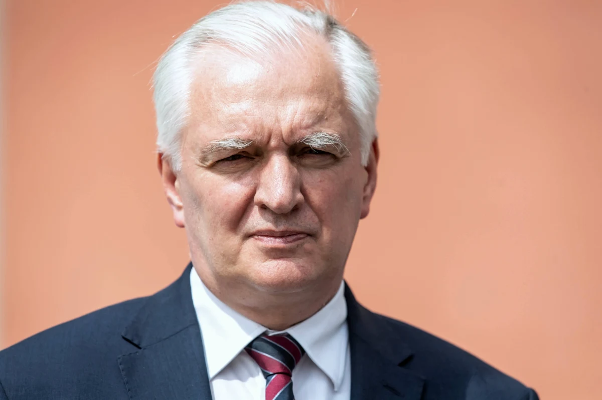 Jarosław Gowin powróci na fotel wicepremiera, ale nie będzie - jak poprzednio - kierował Ministerstwem Nauki. Politykowi przypadnie Ministerstwo Rozwoju, które obecnie kierowane jest przez Jadwigę Emilewicz - to najnowsze ustalenia liderów Zjednoczonej Prawicy w sprawie rekonstrukcji rządu, do których dotarł reporter RMF FM Krzysztof Berenda. Ostateczne decyzje mają zapaść do końca przyszłego tygodnia. 