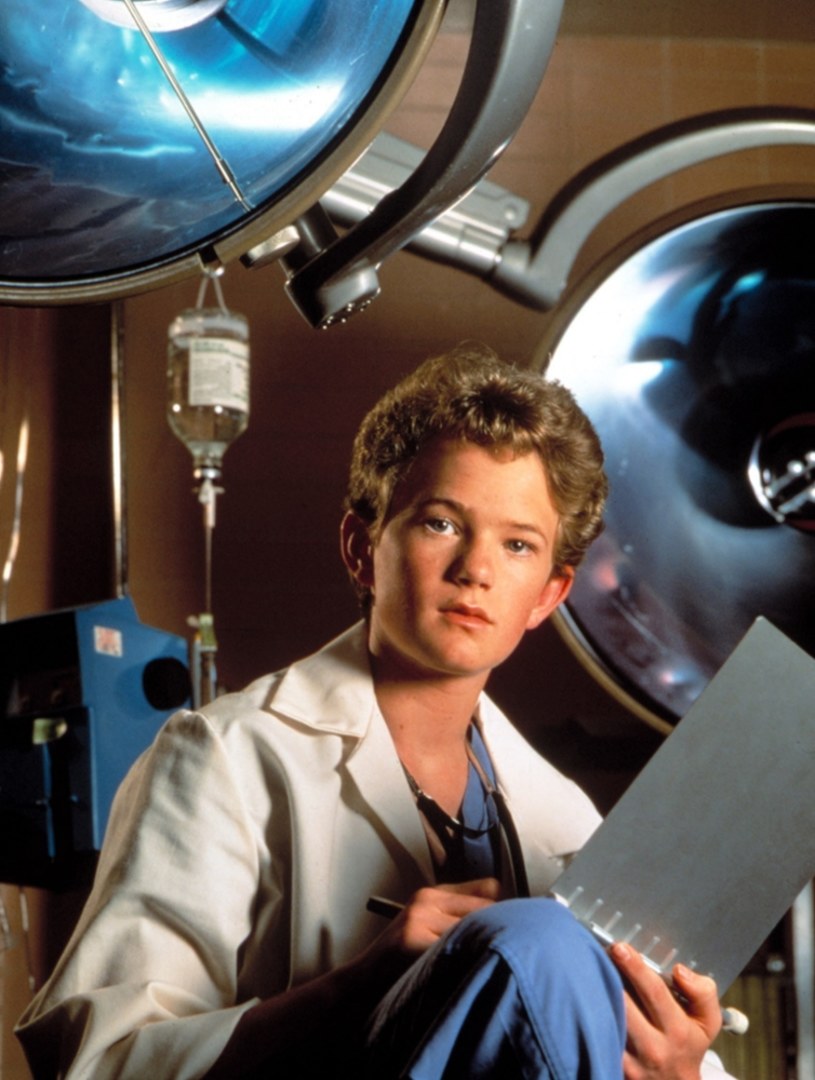 W czwartek, 10 września, studio Disneya ogłosiło zamówienie pełnego sezonu rebootu medycznego serialu "Doogie Howser, lekarz medycyny". W tej wersji tytułową postacią będzie pochodząca z Hawajów 16-letnia dziewczyna. Serial nosił będzie tytuł "Doogie Kamealoha, M.D.". W oryginalnej wersji w rolę tytułowego bohatera wcielał się Neil Patrick Harris.