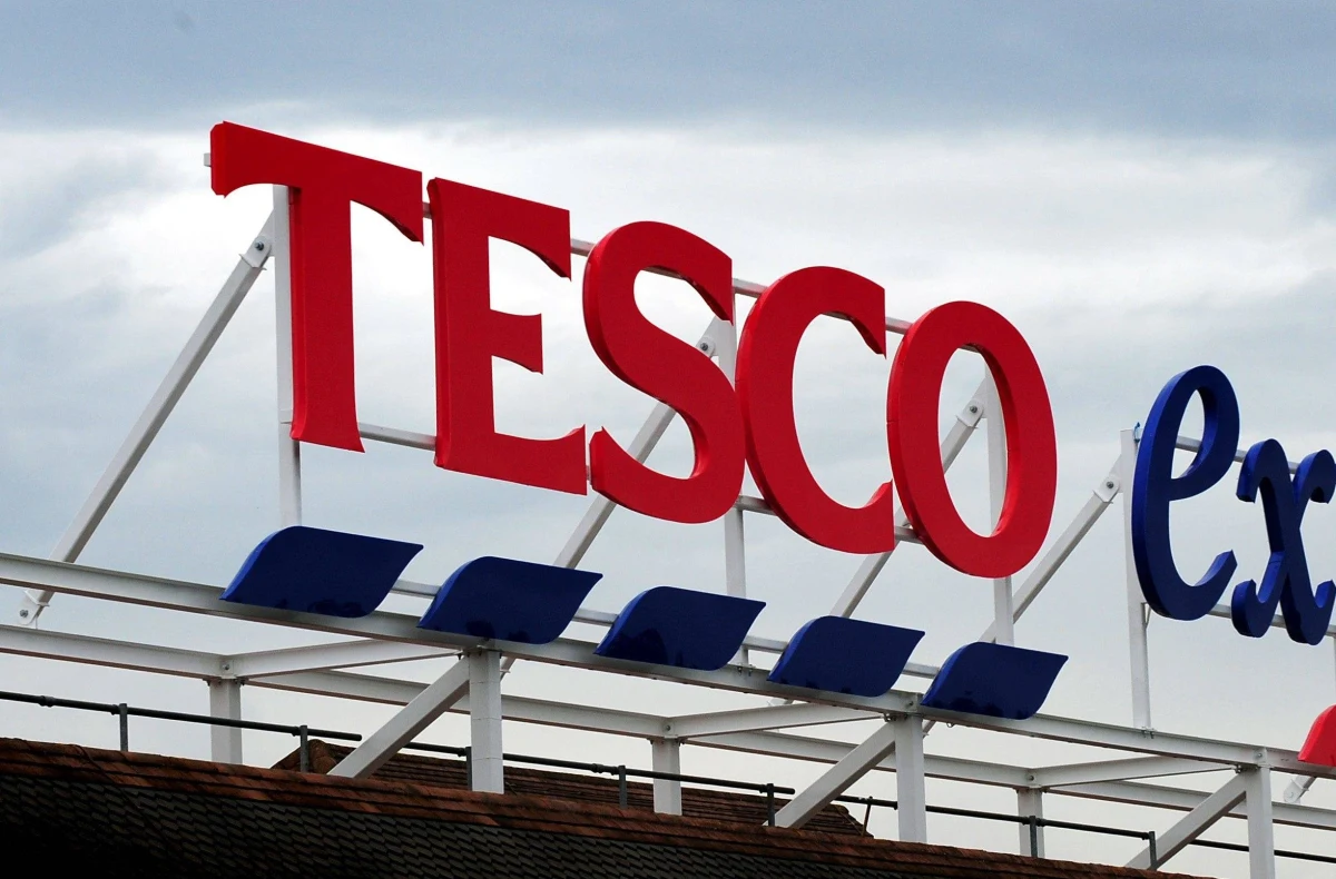 ​Tesco w Irlandii zapowiedziało, że w przyszłym miesiącu rozpocznie testy dostarczania zakupów do domów klientów za pomocą dronów. Maszyny mają realizować zamówienia w ciągu 30 minut.