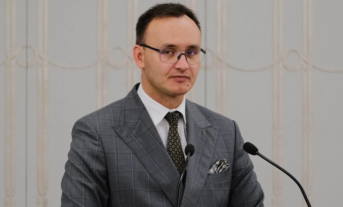 Poruszyłem bardzo istotny problem tabletek do zmiany płci, proszę go nie trywializować - mówił w Senacie rzecznik praw dziecka Mikołaj Pawlak. "Chyba wszyscy się zgodzimy, że nie chcielibyśmy, by nasze dzieci padły ofiarą nielegalnego obrotu jakimikolwiek lekami" - podkreślił.