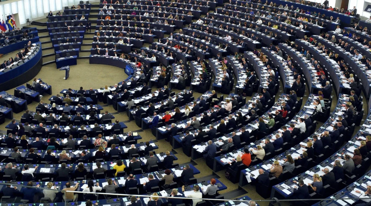 Komisja środowiska Parlamentu Europejskiego poparła wprowadzenie obowiązku neutralności klimatycznej do 2050 roku, zarówno na poziomie UE, jak i poszczególnych państw. Wezwała także do zwiększenia celu redukcji emisji do 2030 roku z 40 do 60 proc. w porównaniu z poziomem z 1990 roku. Rezolucja w tej sprawie została przyjęta 46 głosami za, przy 18 przeciw i 17 wstrzymujących się.