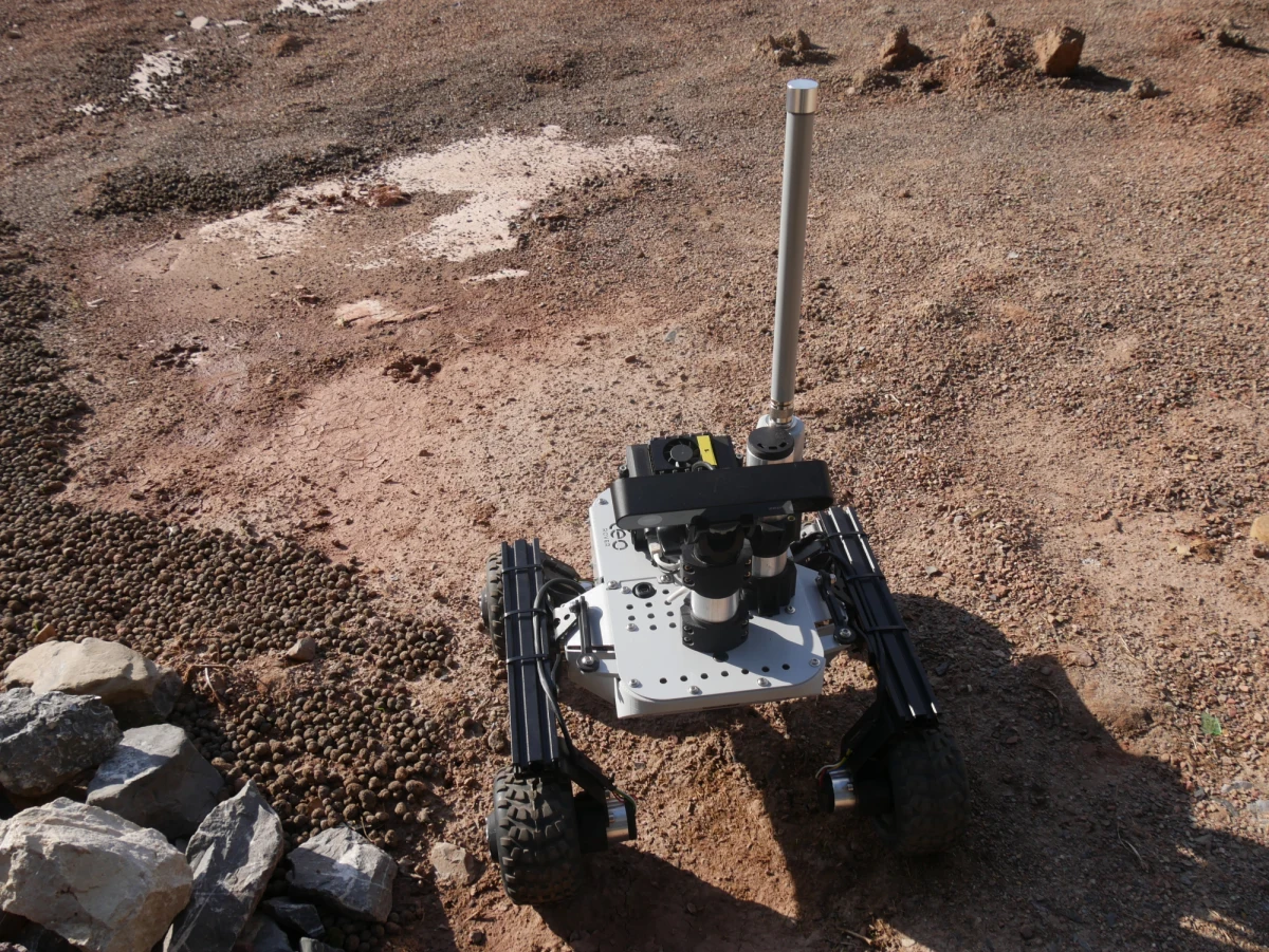 Na terenie Politechniki Świętokrzyskiej w Kielcach trwa trzydniowy finał szóstej edycji międzynarodowych zawodów robotów marsjańskich European Rover Challenge. To jedyny na świecie turniej robotyczno-kosmiczny, który odbędzie się w tym roku po ogłoszeniu pandemii koronawirusa. Ma jednak inną niż zwykle formułę. Uczestniczące w nim drużyny nie przyjechały ze swoimi robotami, natomiast bezpośrednio ze swoich krajów będą zdalnie sterować robotami udostępnionymi przez organizatorów. Jak mówi RMF FM Robert Lubański, prezes Mars Society Polska i sędzia zawodów, na potrzeby konkursu zbudowano unikatowy w skali świata tor marsjański.