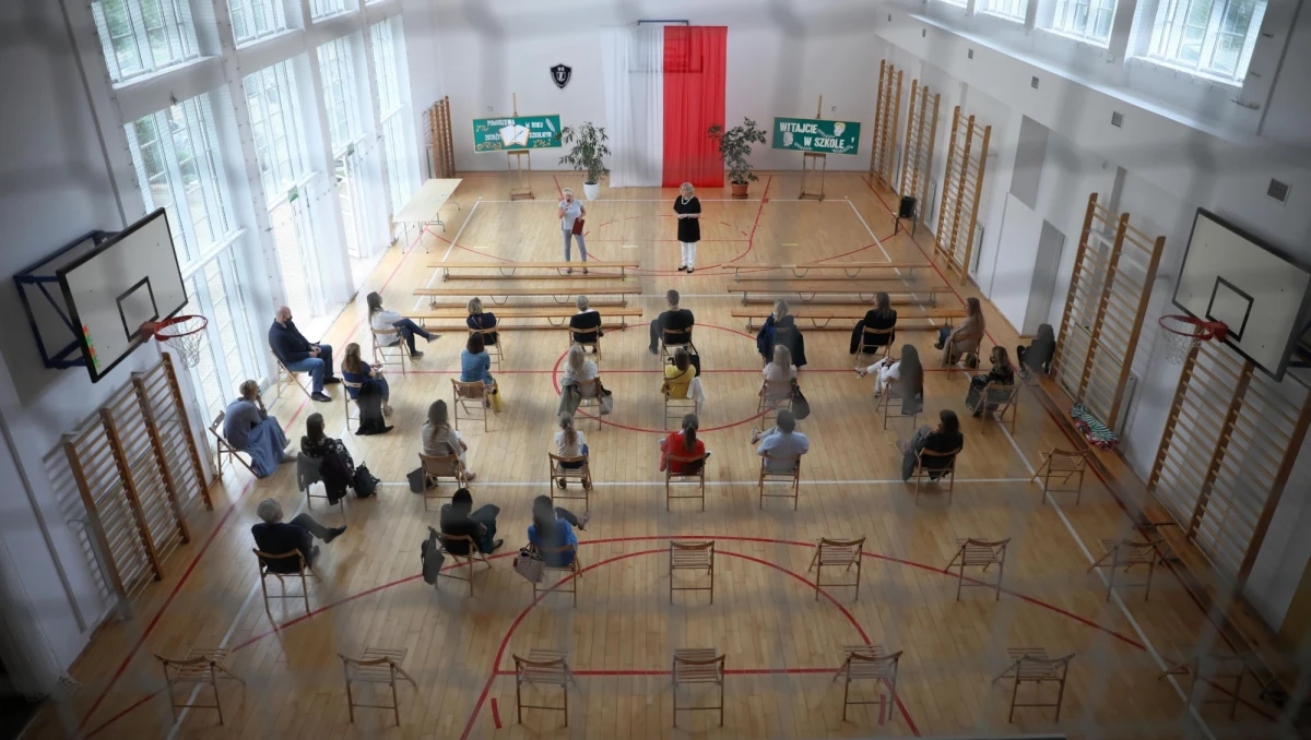 Przy odpowiednich środkach zapobiegawczych szkoły nie powinny stać się większym źródłem zakażenia niż inne miejsca o podobnym zagęszczeniu osób – ocenia Główny Inspektorat Sanitarny w informacji dla rzecznika praw obywatelskich.