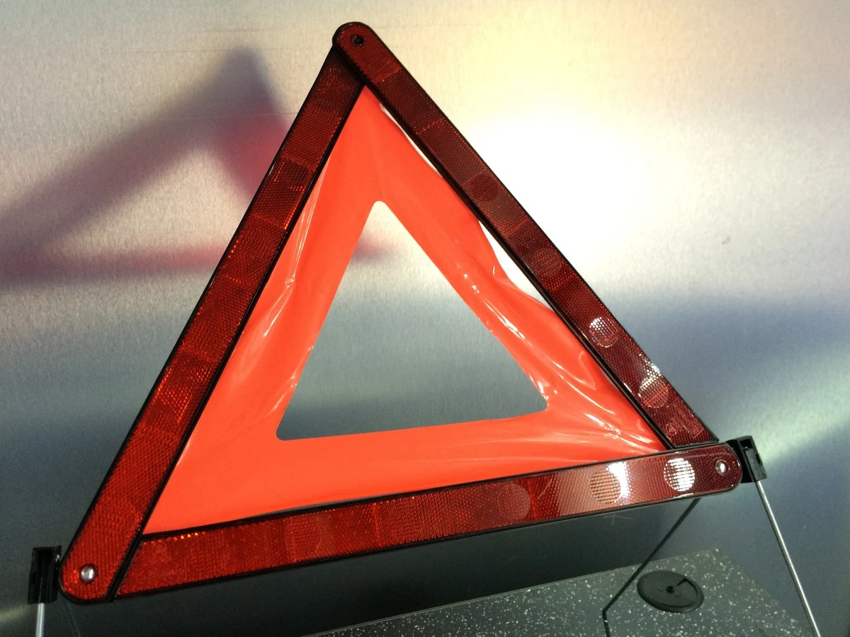 Cztery osoby, w tym dwoje dzieci, zostały ranne w wypadku na trasie S3 przed węzłem Kaźmierzów w Lubuskiem. Na jezdni w kierunku Polkowic samochód osobowy wjechał w naczepę ciężarówki.