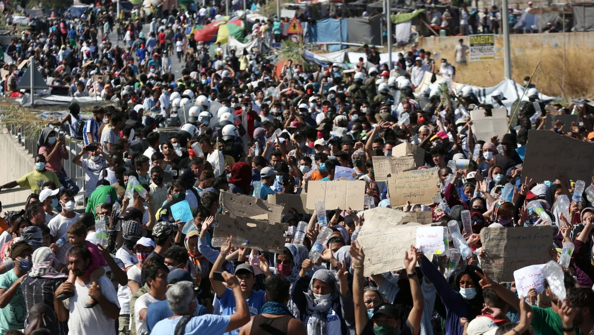 „W rezultacie dwóch pożarów spłonęła prawie doszczętnie cała Moria, czyli największy obóz dla uchodźców w Europie. Mamy teraz na ulicach wiodących od Morii w stronę miasta Mitilini, 12 tysięcy bezdomnych uchodźców, sytuacja jest absolutnie tragiczna” - powiedziała w Popołudniowej rozmowie w RMF FM aktywistka społeczna Sonia Nandzik, pomagająca uchodźcom na wyspie Lesbos. 