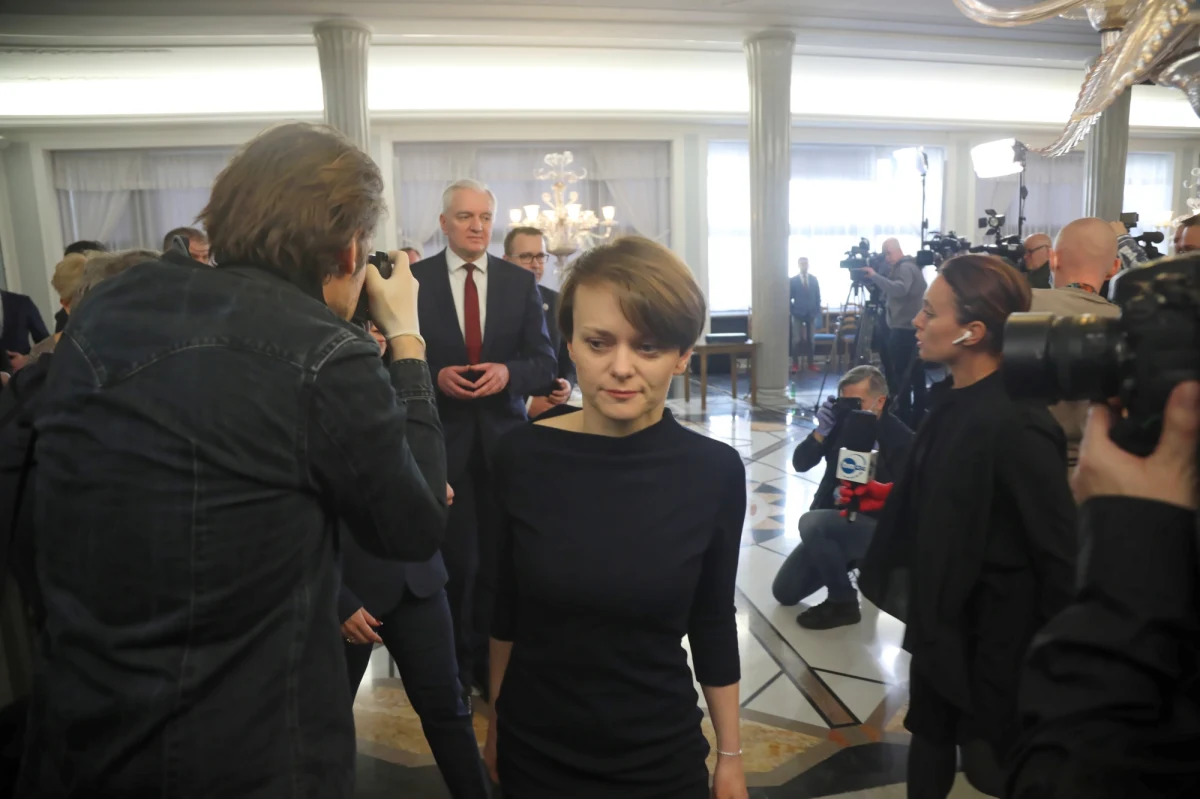 "W PiS słychać, że zwolennicy lidera Porozumienia chcą pozbyć się Jadwigi Emilewicz z rządu" - donosi Interia. Portal cytuje polityka partii Jarosława Gowina, który stwierdza wprost: "Jest w Porozumieniu tendencja, żeby ją (Emilewicz) przeczołgać. W rządzie nie ma miejsca i dla Gowina, i dla niej".