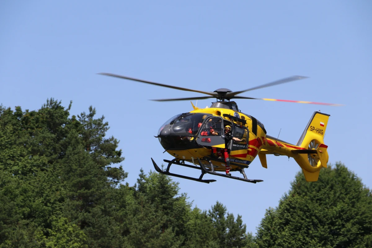 Jedna osoba zginęła w piątek wieczorem w wypadku koło Pieniężna w warmińsko-mazurskiem. Samochód z przyczepą kempingową uderzył tam w drzewo.