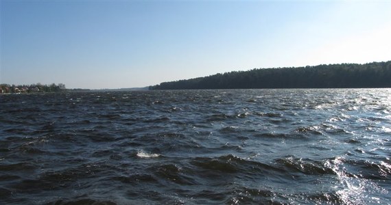 Z Jeziora Ełckiego w Warmińsko-Mazurskiem wyłowiono w piątek ciało 43-letniego mężczyzny. Okoliczności tragedii wyjaśnia policja.