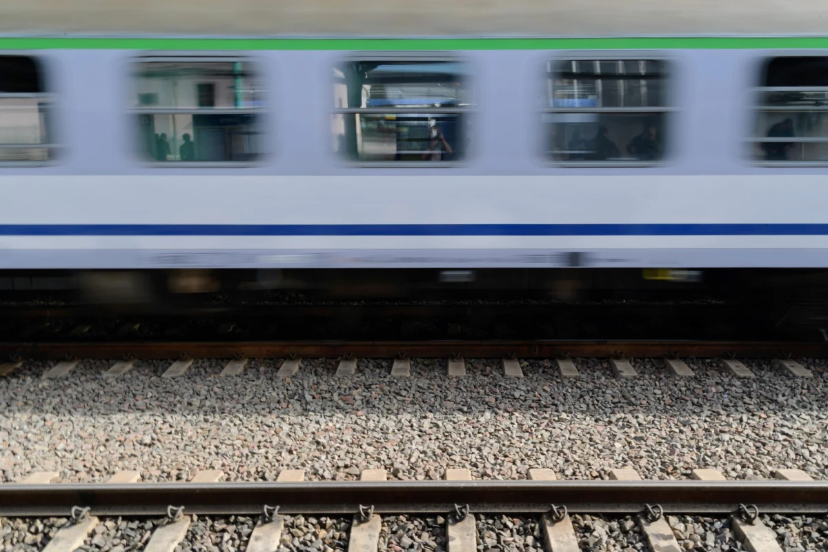 Niecodzienna interwencja policji na dworcu kolejowym w Lesznie. Funkcjonariuszy wezwał kierownik pociągu Intercity - powiadomił ich, że jedna z pasażerek nie ma założonej maseczki. Kobieta zdjęła ją, by zjeść posiłek. Zdaniem obsługi pociągu robiła to "wyjątkowo długo" - donosi "Głos Wielkopolski". 