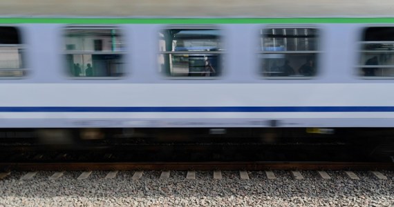 Niecodzienna interwencja policji na dworcu kolejowym w Lesznie. Funkcjonariuszy wezwał kierownik pociągu Intercity - powiadomił ich, że jedna z pasażerek nie ma założonej maseczki. Kobieta zdjęła ją, by zjeść posiłek. Zdaniem obsługi pociągu robiła to "wyjątkowo długo" - donosi "Głos Wielkopolski". 