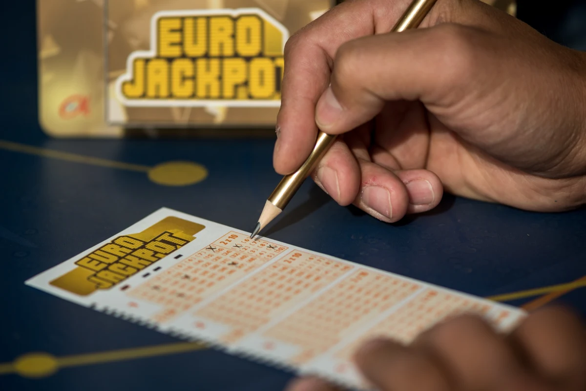 Ponad 96 milionów złotych otrzyma Polak, który w piątkowy wieczór trafił w losowaniu główną wygraną loterii Eurojackpot! To druga najwyższa wygrana w historii gier liczbowych w Polsce.