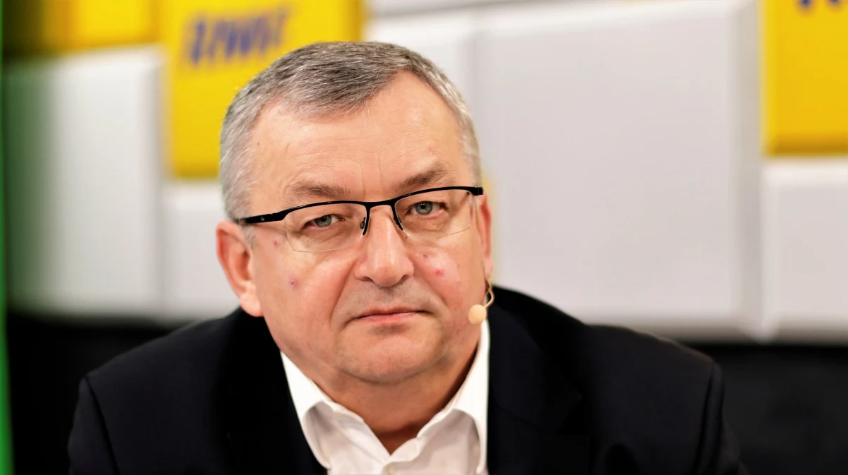 "Będę wykonywał obowiązki do czasu, gdy będzie to akceptowane" - tak doniesienia nt. rekonstrukcji rządu komentował Andrzej Adamczyk, Gość Krzysztofa Ziemca w RMF FM. Minister infrastruktury dodawał, że oddaje się do dyspozycji pana premiera, kierownictwa koalicji i kierownictwa partii. "Wiele jest różnych koncepcji, nie zastanawiam się nad tym, mamy dużo zadań do realizacji" – mówił Adamczyk. "Nie wiem, czy jest taka sytuacja, że ktoś mnie nie widzi w rządzie. Nie słyszałem na dziś, abym przestał pełnić funkcję ministra infrastruktury" - zapewniał. 