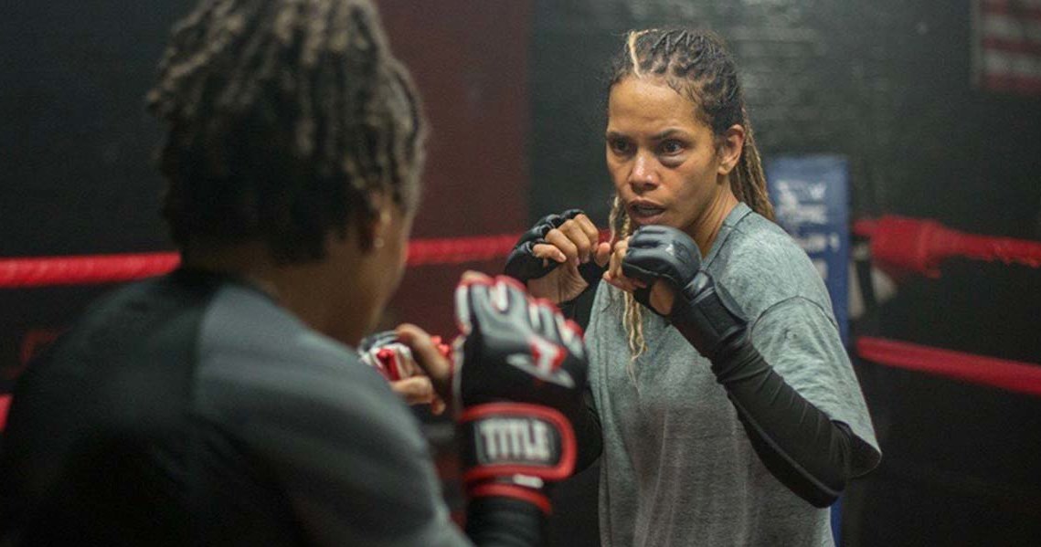 W reżyserskim debiucie Halle Berry "Bruised" laureatkę Oscara zobaczymy w zaskakującej roli byłej zawodniczki MMA, która nie tylko próbuje wrócić do sportu, lecz również powalczy o miłość porzuconego przed laty syna. Prawa do dystrybucji filmu, którego pierwszy próbny pokaz odbędzie się w sobotę w ramach festiwalu filmowego w Toronto, nabył Netflix.  