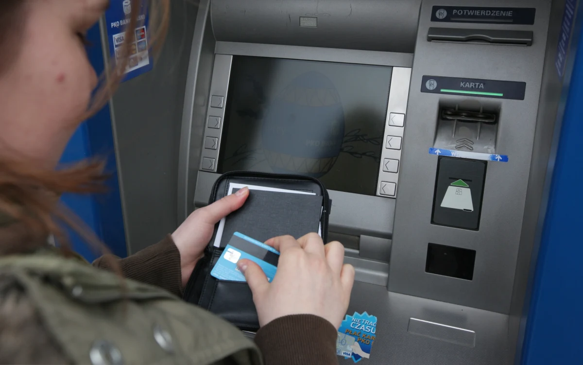 Kondycja sektora bankowego w najbliższym czasie jeszcze się pogorszy wobec stanu na koniec lipca 2020 r., gdyż banki mocniej odczują efekty obniżki stóp procentowych prawie do zera - powiedział PAP prezes PKO BP Zbigniew Jagiełło. Dla mniejszych banków oznacza to konieczność poszukiwania nowego inwestora.