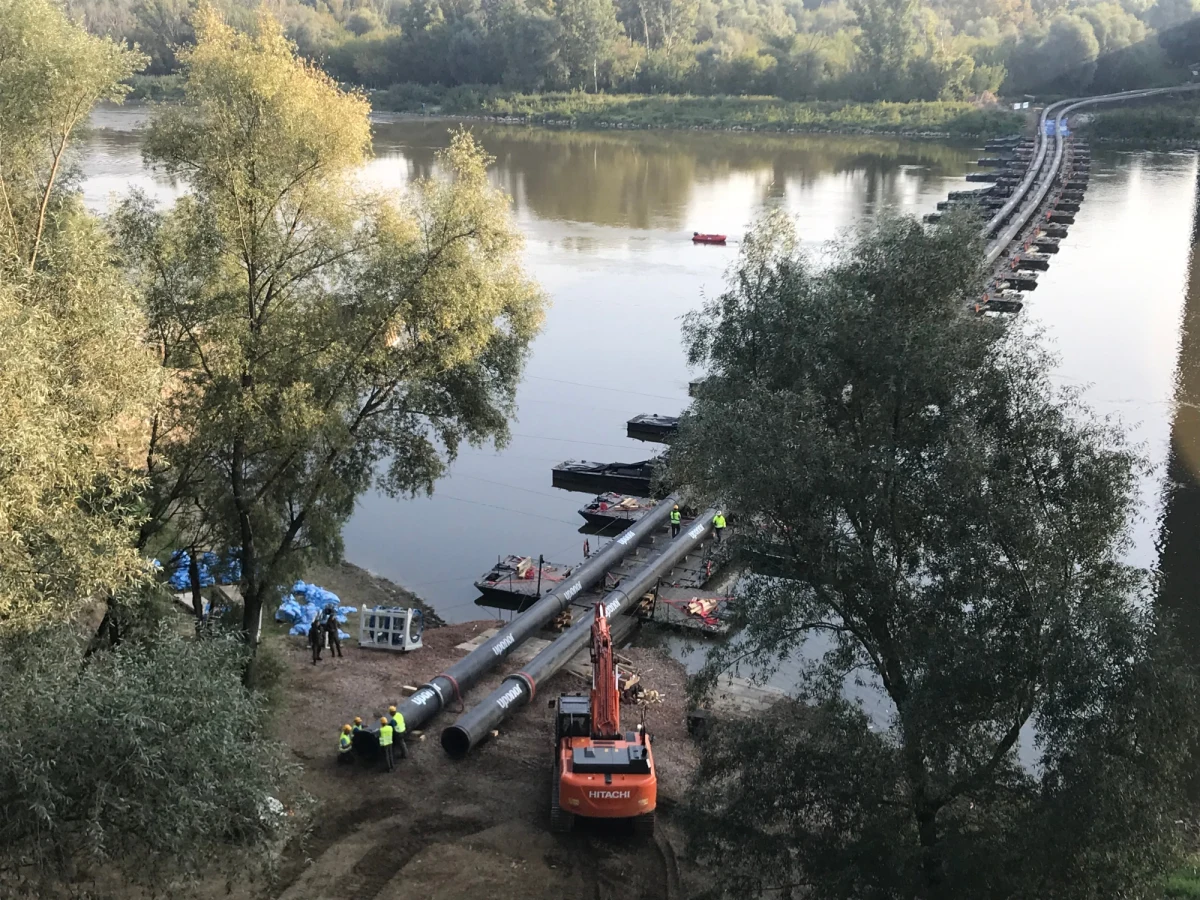 Dwa brzegi Wisły w Warszawie są już połączone alternatywnym rurociągiem do przesyłu ścieków. Na całej długości mostu pontonowego leżą obie nitki rurociągu. Do awarii układu przesyłowego transportującego ścieki z lewobrzeżnej Warszawy do oczyszczalni "Czajka" doszło w sobotę 29 sierpnia.