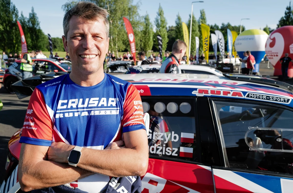 Liderem po pierwszej pętli Rajdu Śląska, czyli po czterech odcinkach specjalnych, jest Grzegorz Grzyb. O niespełna sekundę wyprzedza lidera Rajdowych Samochodowych Mistrzostw Polski Fina Jariego Huttunena. Na najniższym stopniu podium jest załoga Kasperczyk/Syty, która do lidera traci już jednak ponad 14 sekund. 