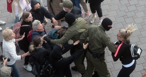 W Mińsku, gdzie kolejną sobotę z rzędu odbył się opozycyjny pochód kobiet, milicja zatrzymała uczestniczki protestu. Na placu Wolności, gdzie zebrało się kilka tysięcy kobiet, protest rozpędzono. Centrum Wiasna podało, że milicja zatrzymała ponad 40 osób.