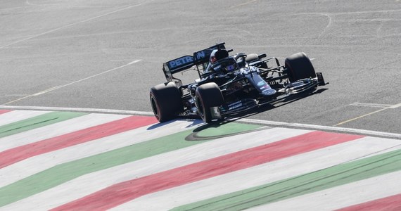 Obrońca tytułu, sześciokrotny mistrz świata Formuły 1 Brytyjczyk Lewis Hamilton (Mercedes) wywalczył pole position przed niedzielnym wyścigiem o Grand Prix Toskanii na torze Mugello. Hamilton po raz 95. w karierze stanie do rywalizacji na pierwszym polu startowym.