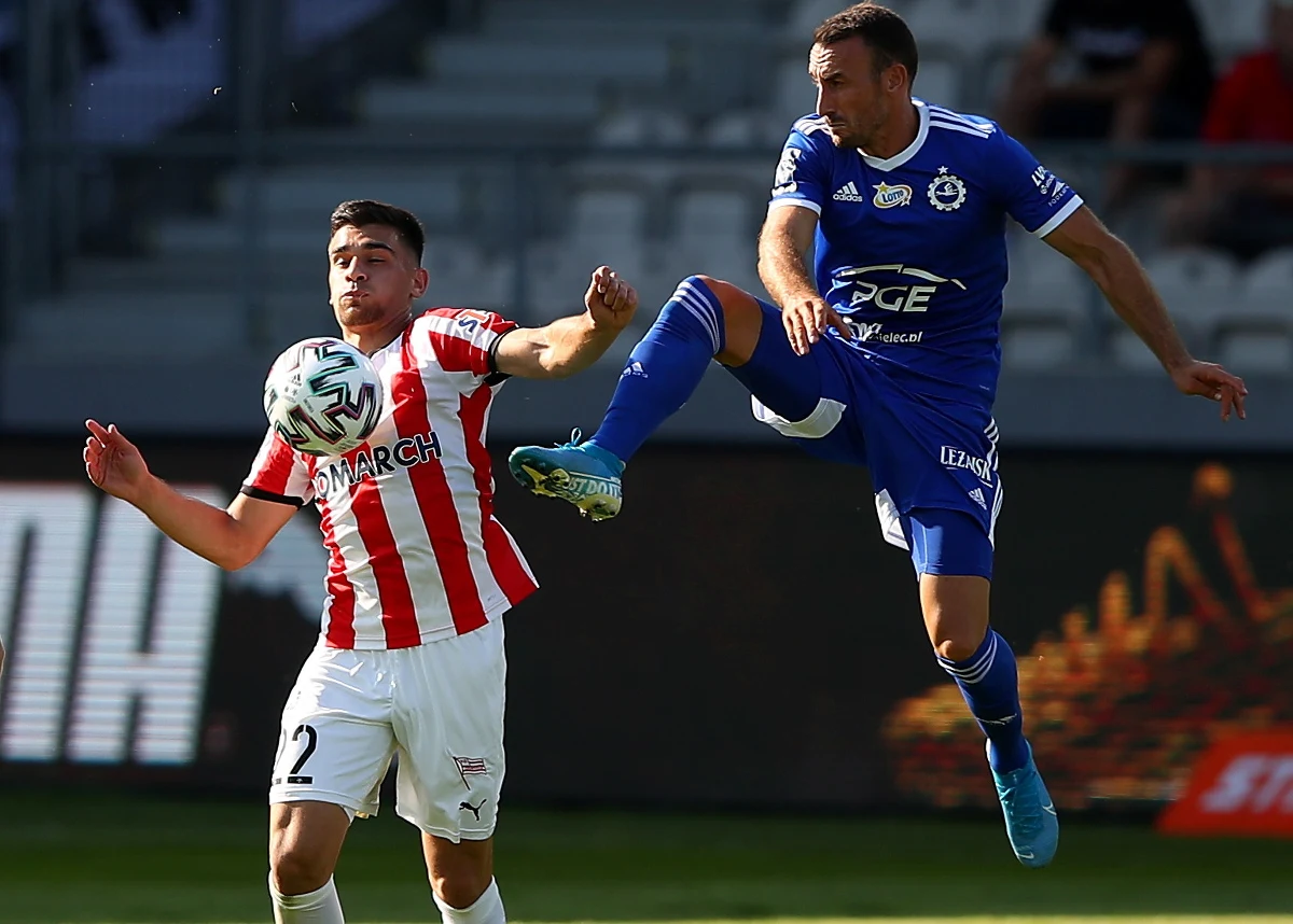 Piłkarze Cracovii zremisowali 1:1 ze Stalą Mielec w sobotnim meczu 3. kolejki ekstraklasy. Dzięki temu "Pasy" odrobiły karę pięciu minusowych punktów, jakimi zostały ukarane za czyny korupcyjne z sezonu 2002/04.