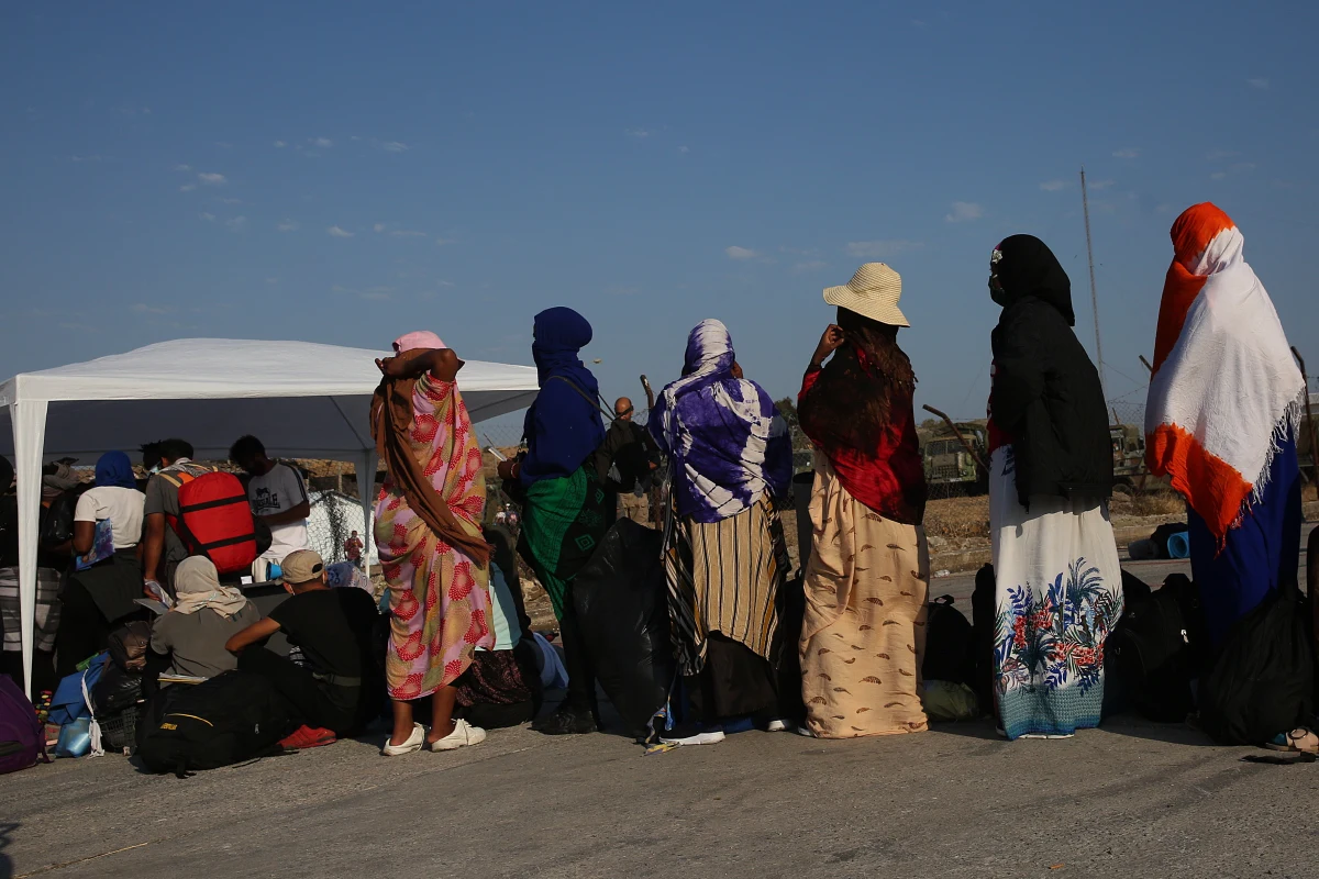 Część nielegalnych imigrantów, którzy w wyniku pożarów obozu Moria na greckiej wyspie Lesbos stracili schronienie, została w sobotę przeniesiona do tymczasowych namiotów - poinformowała agencja AP.